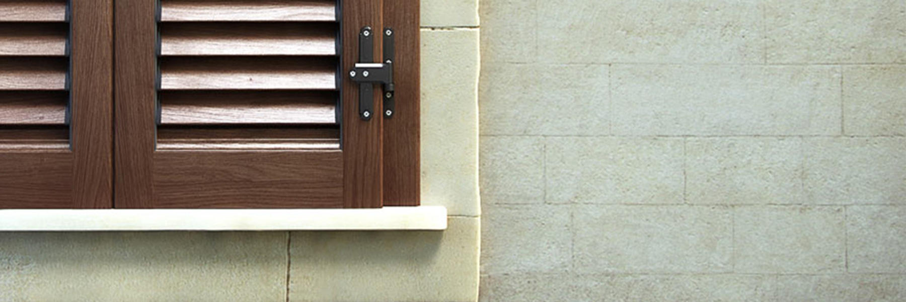 Da oltre un secolo relizziamo porte ed infissi di altissima qualità.